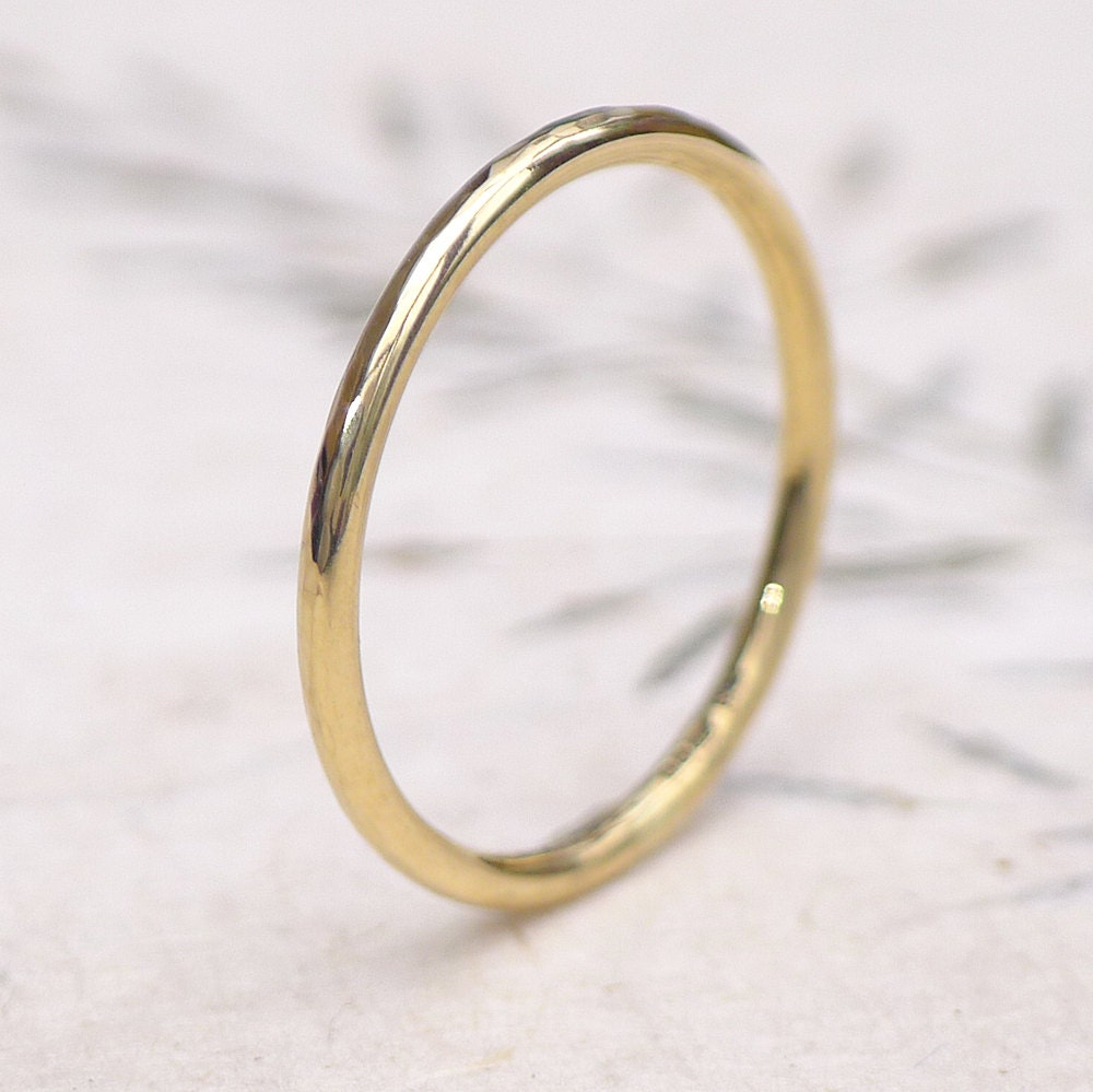 Slim Hammered Halo Wedding Ring in 18ct Gold