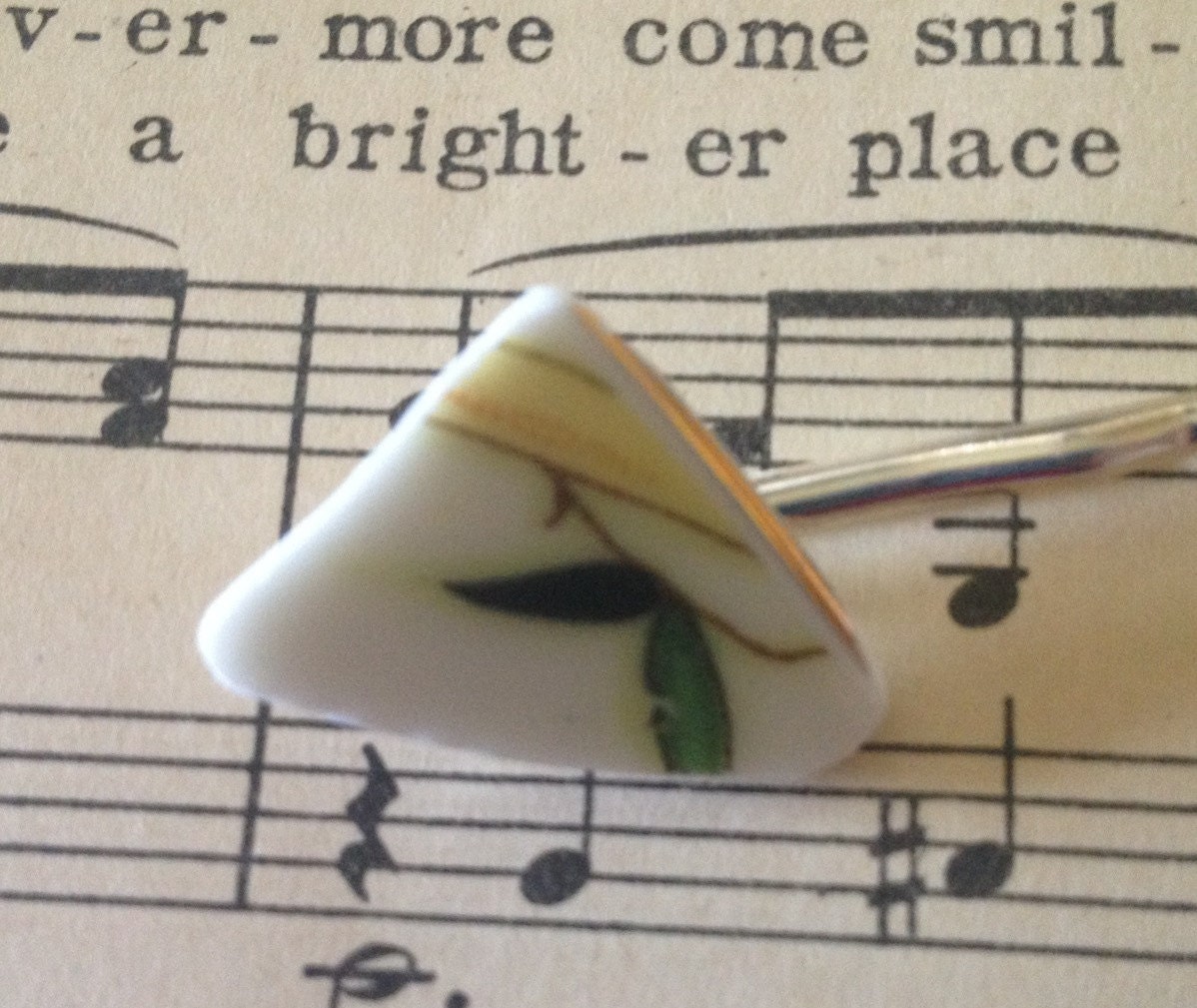 Bobbie pin made of recycled vintage china plates