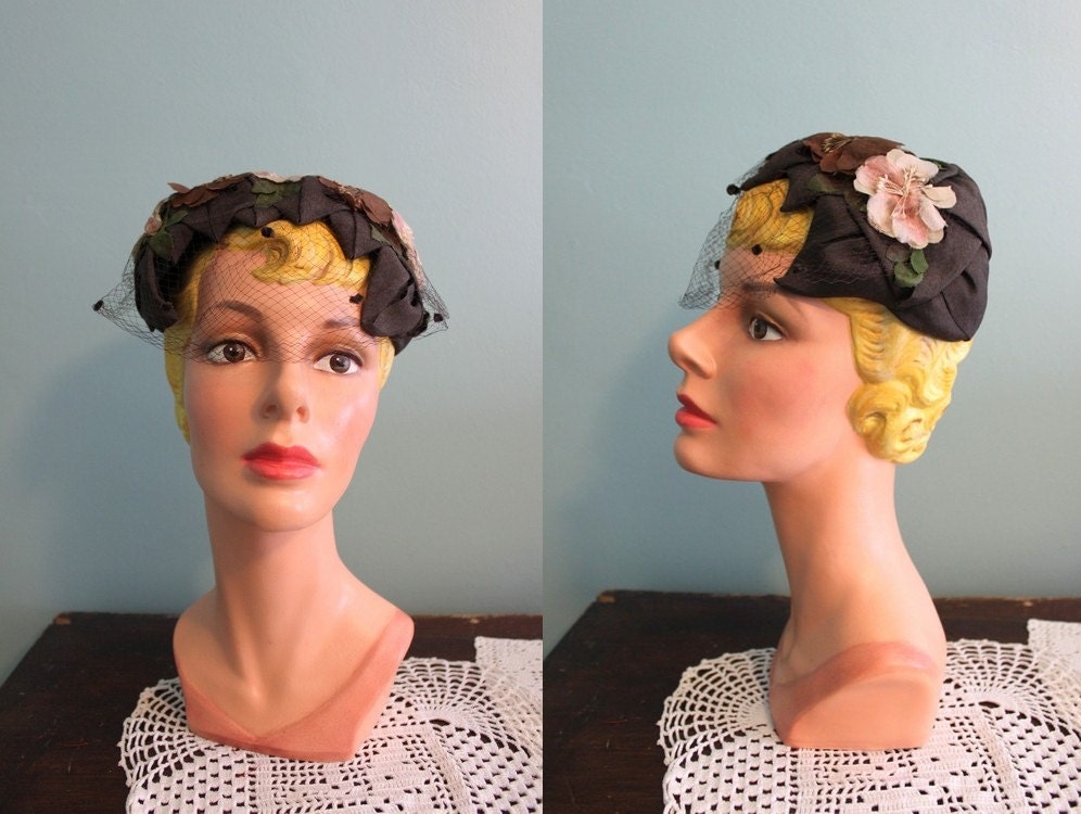 1940s Dogwood Bloom elegant brown canvas hat / neutral flowers / spring