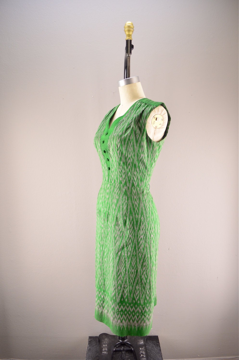 1960s ikat print wiggle dress 60s sleeveless bombshell dress Size medium green batik  Mad Men