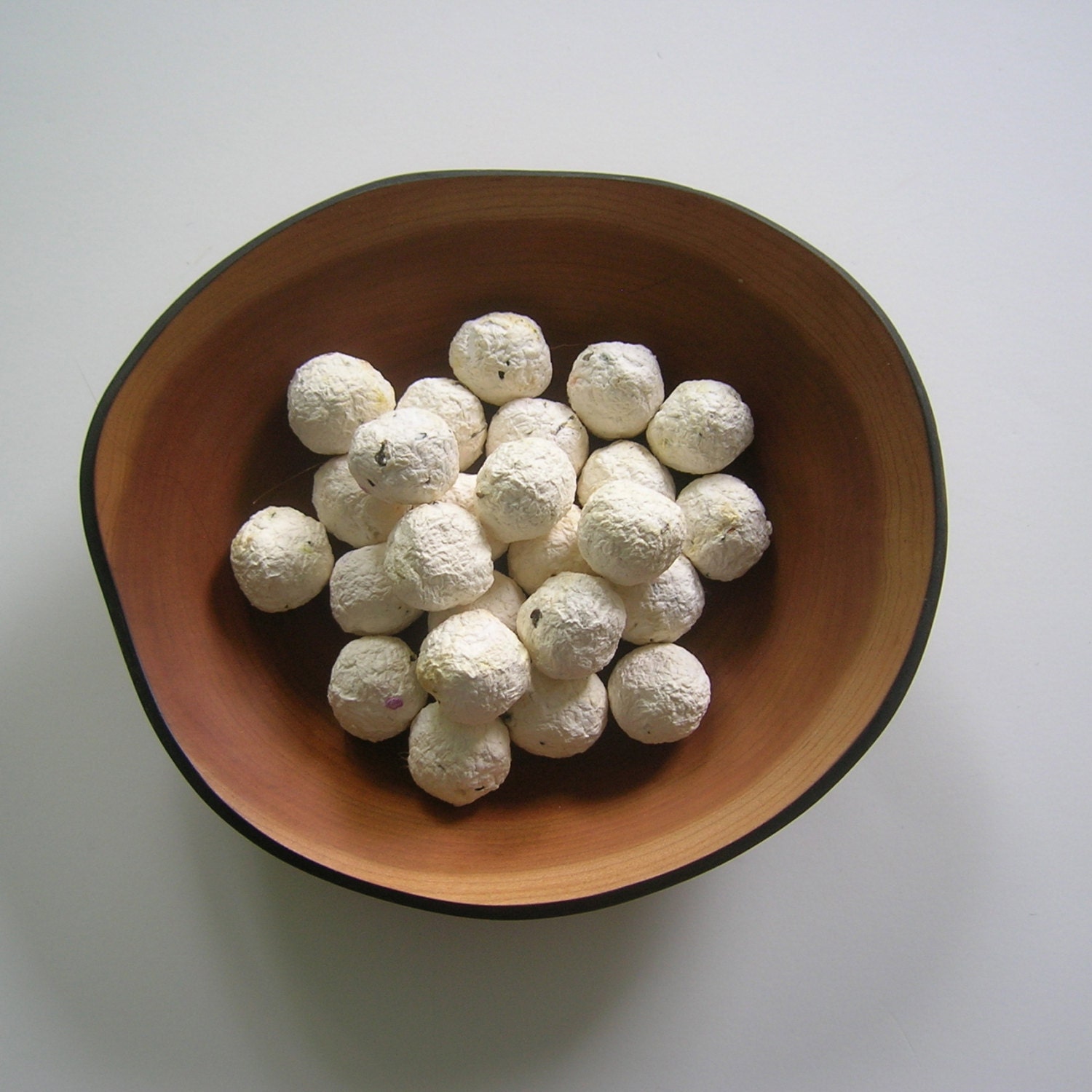 Seed bombs in white - Plantable paper seed balls made of handmade paper and flower seeds - Garden wedding favor - Ecofriendly