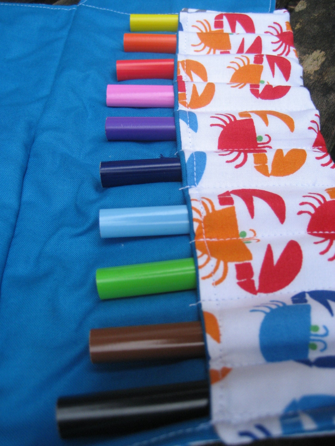 Crabs colouring pencil roll-up travel set