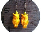 Earrings - vintage - mustard color - lucite owls on antique brass chains - woodland
