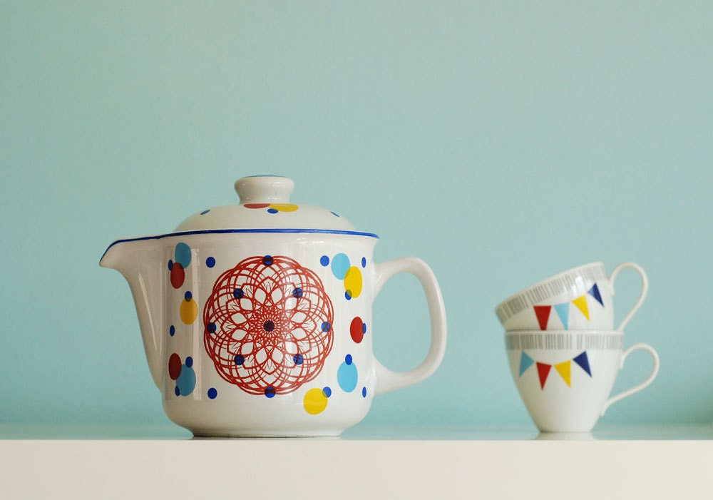 Dots and spirograph teapot