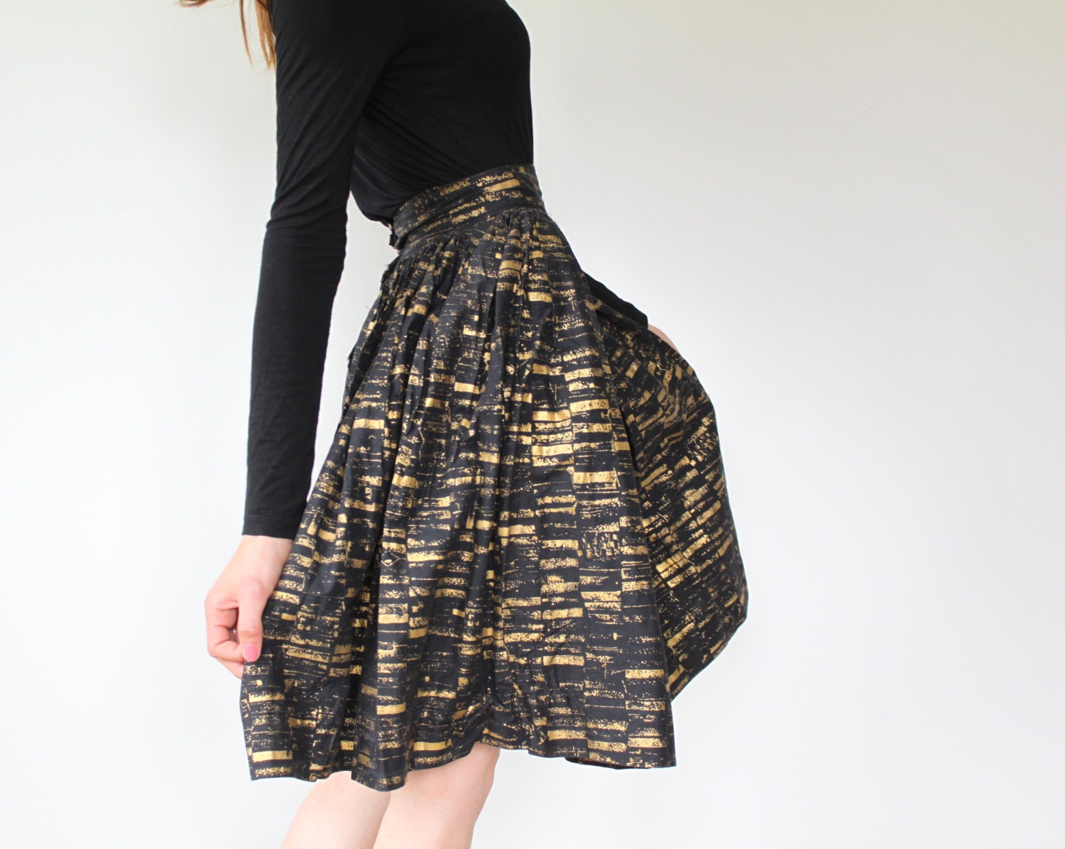 vintage 1950s circle skirt. 50s skirt. XS - Small. Gold on black. Full circle. Rockabilly full skirt / the MARTINIVILLE black skirt