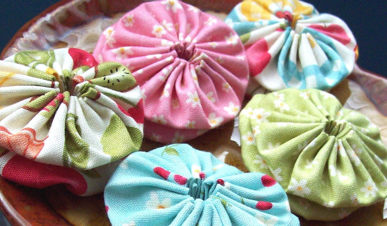 10 Yo Yo Applique Handmade 2 inch Fabric Yo Yos ViNTaGe FeeDSacK Reproduction  Embellishments Rosettes Quilt Block Scrapbook