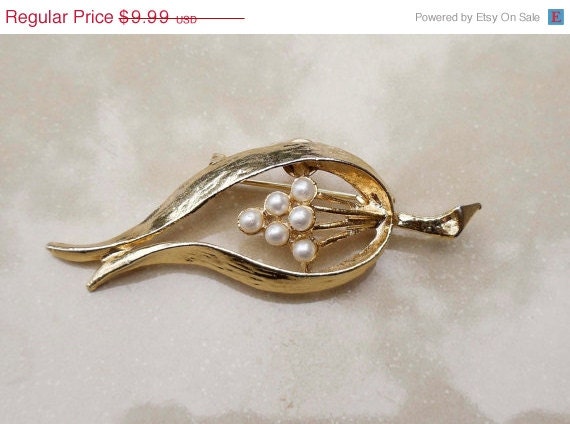 Summer Sale Vintage gold pearl leaf Gerry Gerrys brooch