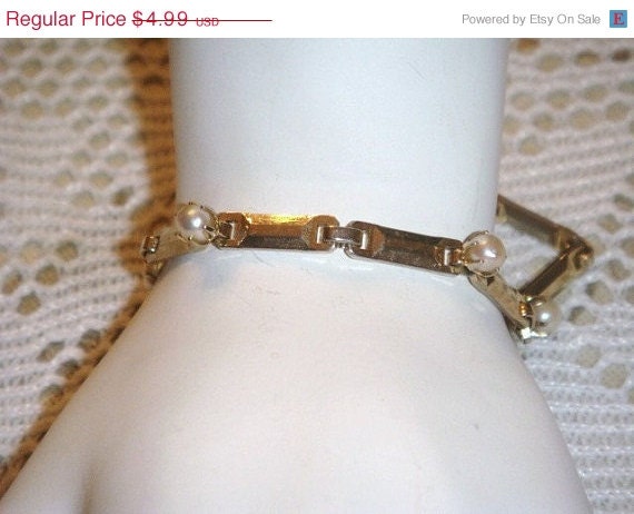 Summer Sale Vintage faux pearl bracelet