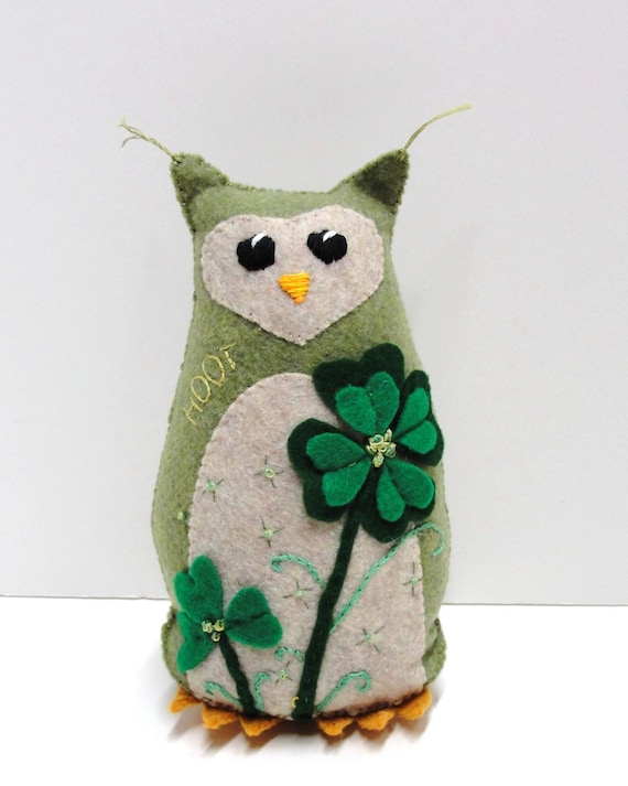 St. Patrick's Day owl- stuffed felt owl- 8 inch HOOT owl in mossy green with lucky four leaf clover and shamrock