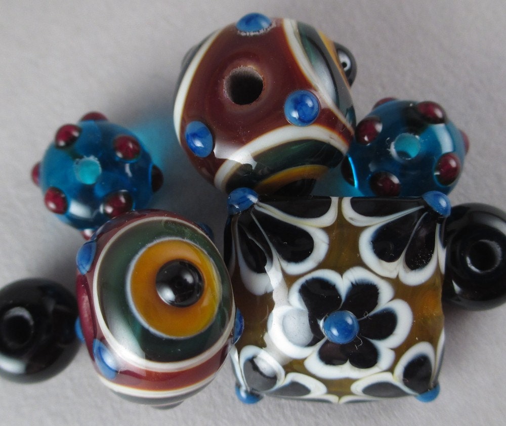 Handmade Lampwork Glass Bead Set of 7 by Patti Cahill, sra -- Picasso's Plate color scheme with pillow focal