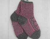 Handknitted norwegian socks in grey and pink for children