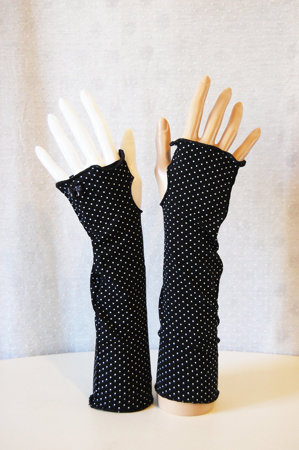Mittens black and white small dots, with a bow button on the left hand