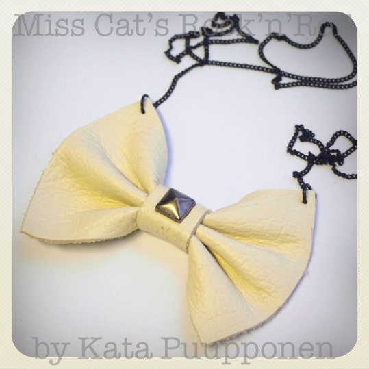 Pin Up-style recycled leather bow necklace with stud, white