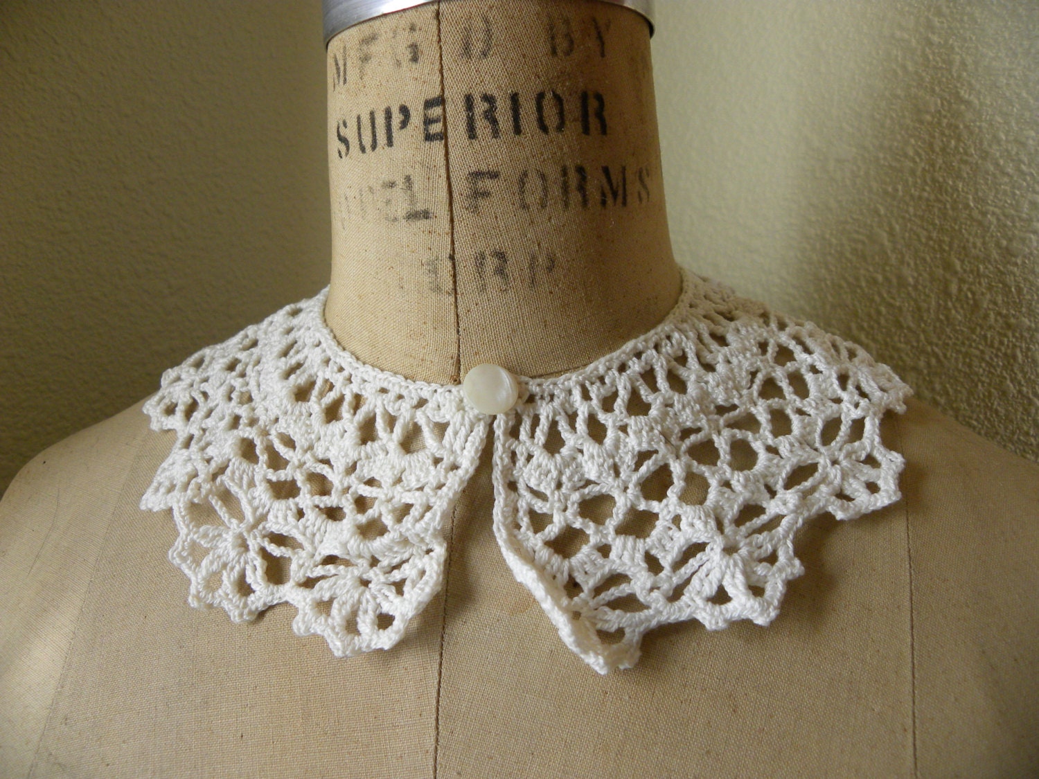 Pretty Vintage Crochet Collar