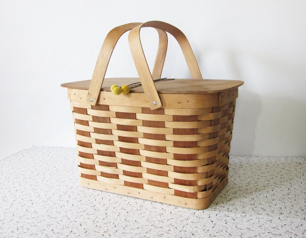 vintage picnic basket / woven wooden picnic basket with handles