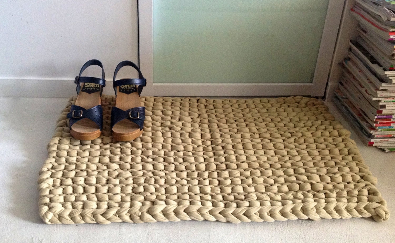 Super-chunky knit floor rug