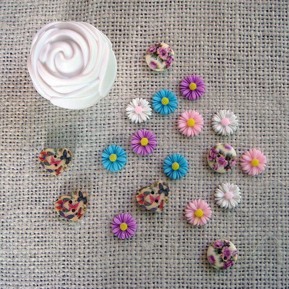 Rose bud box filled with button and resin dasies - NO 486