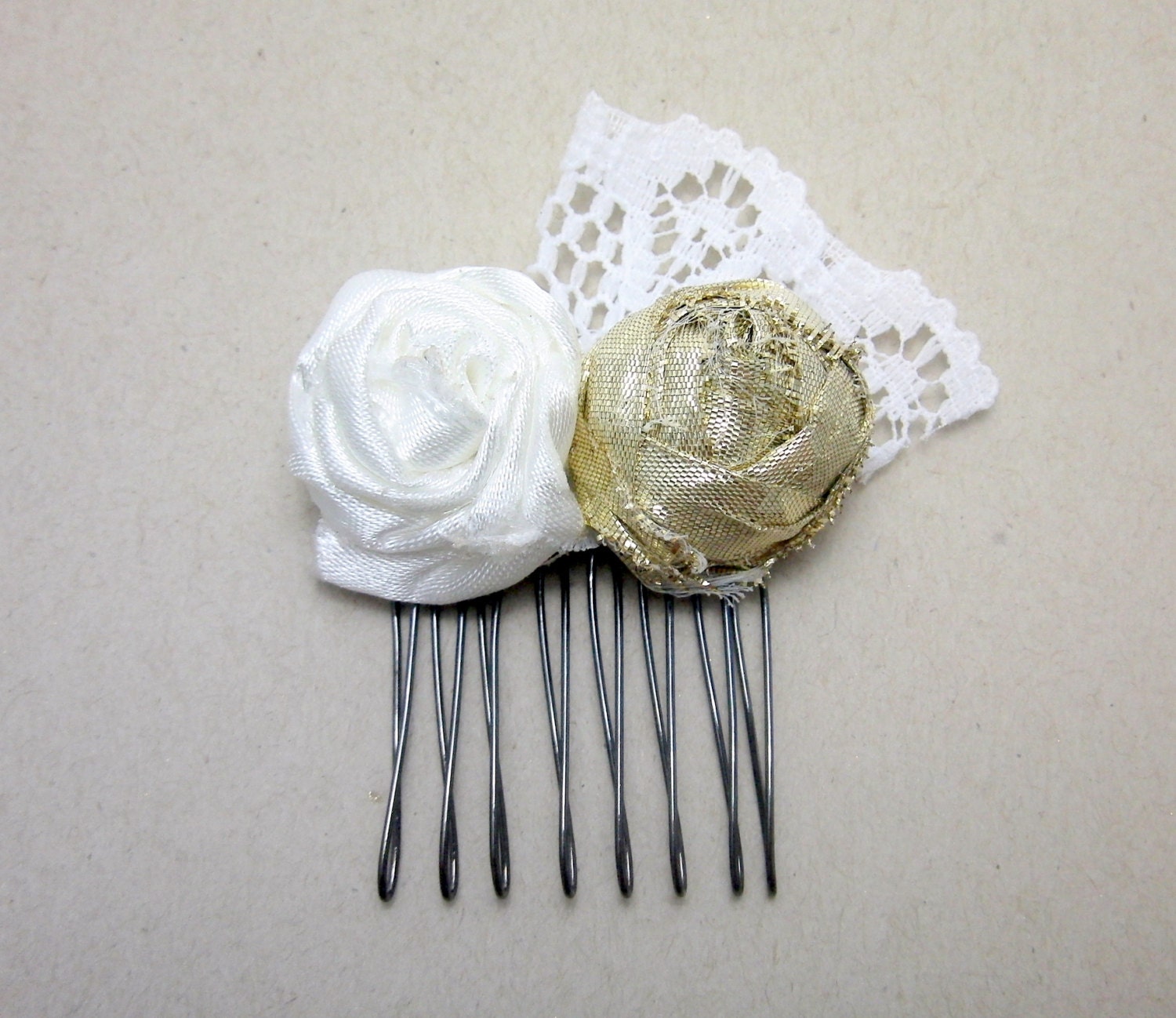 White and Gold Flower Comb