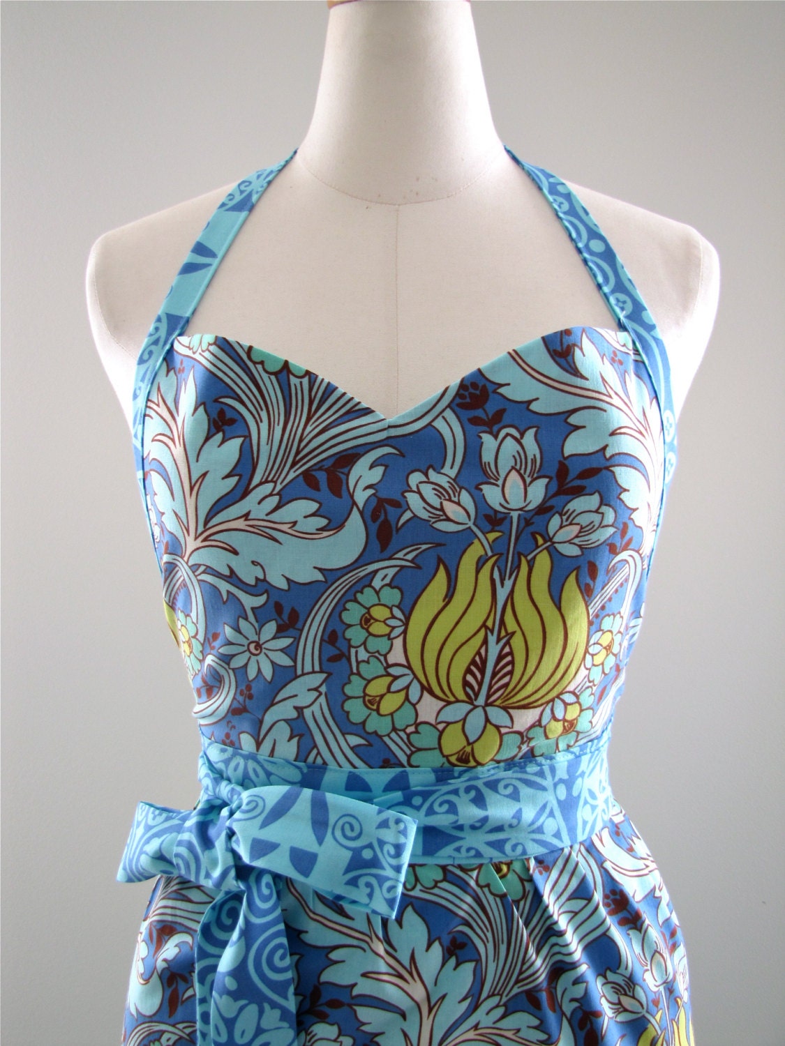 Sweetheart Apron in Temple Tulips