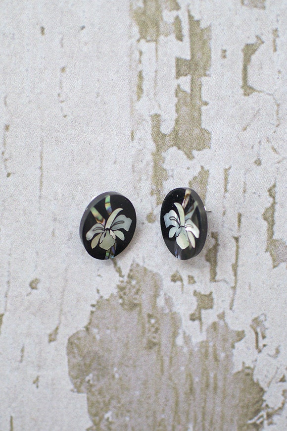 vintage earrings / vintage 1970s jewelry /  mother of pearl earrings / Glazed Lillies Earrings