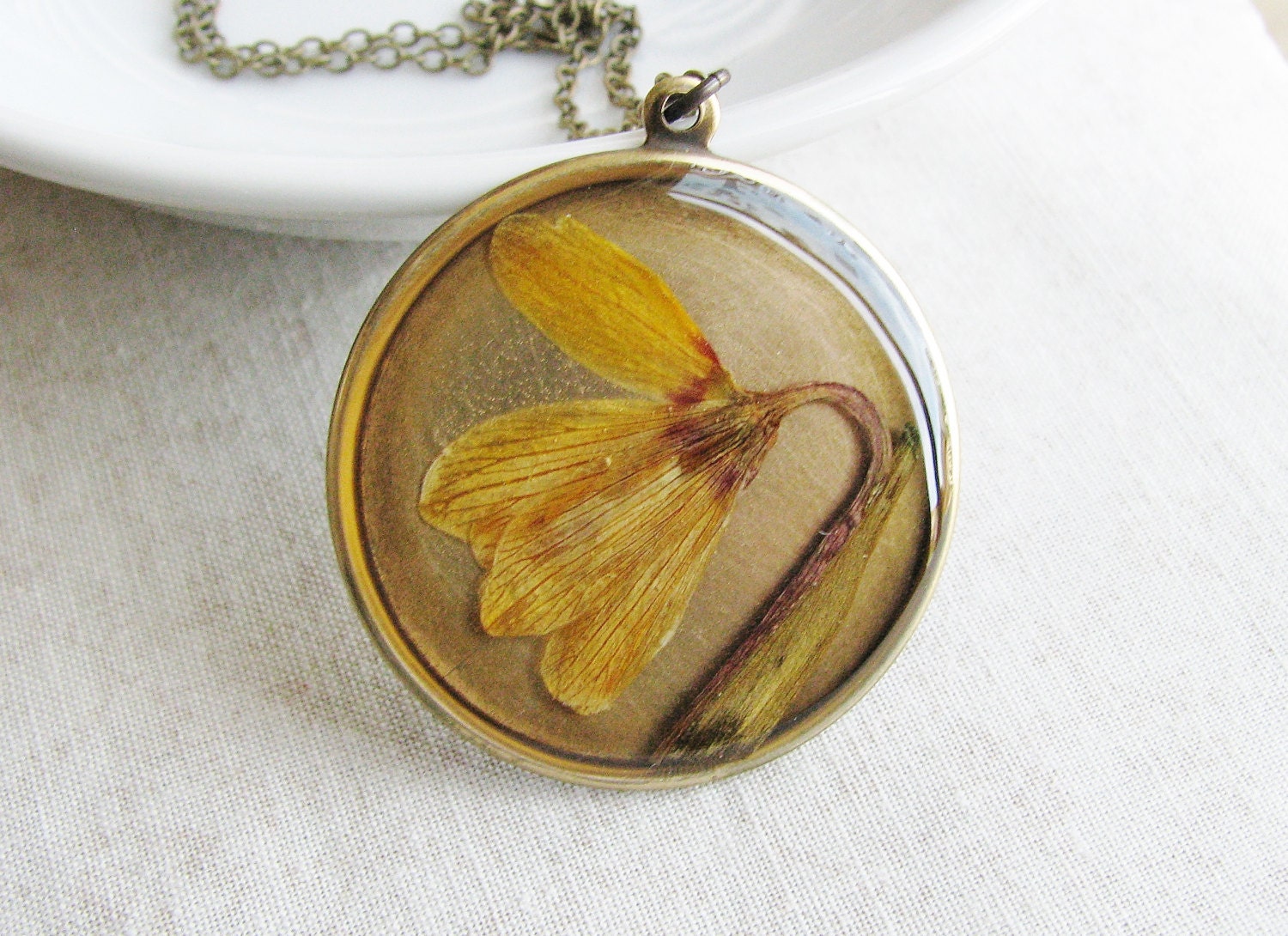 Pressed Flower Necklace Yellow Fritillaria Real Flower Resin Jewelry Pendant Botanical Bridal Jewelry Naturalist Gift Nature Inspired