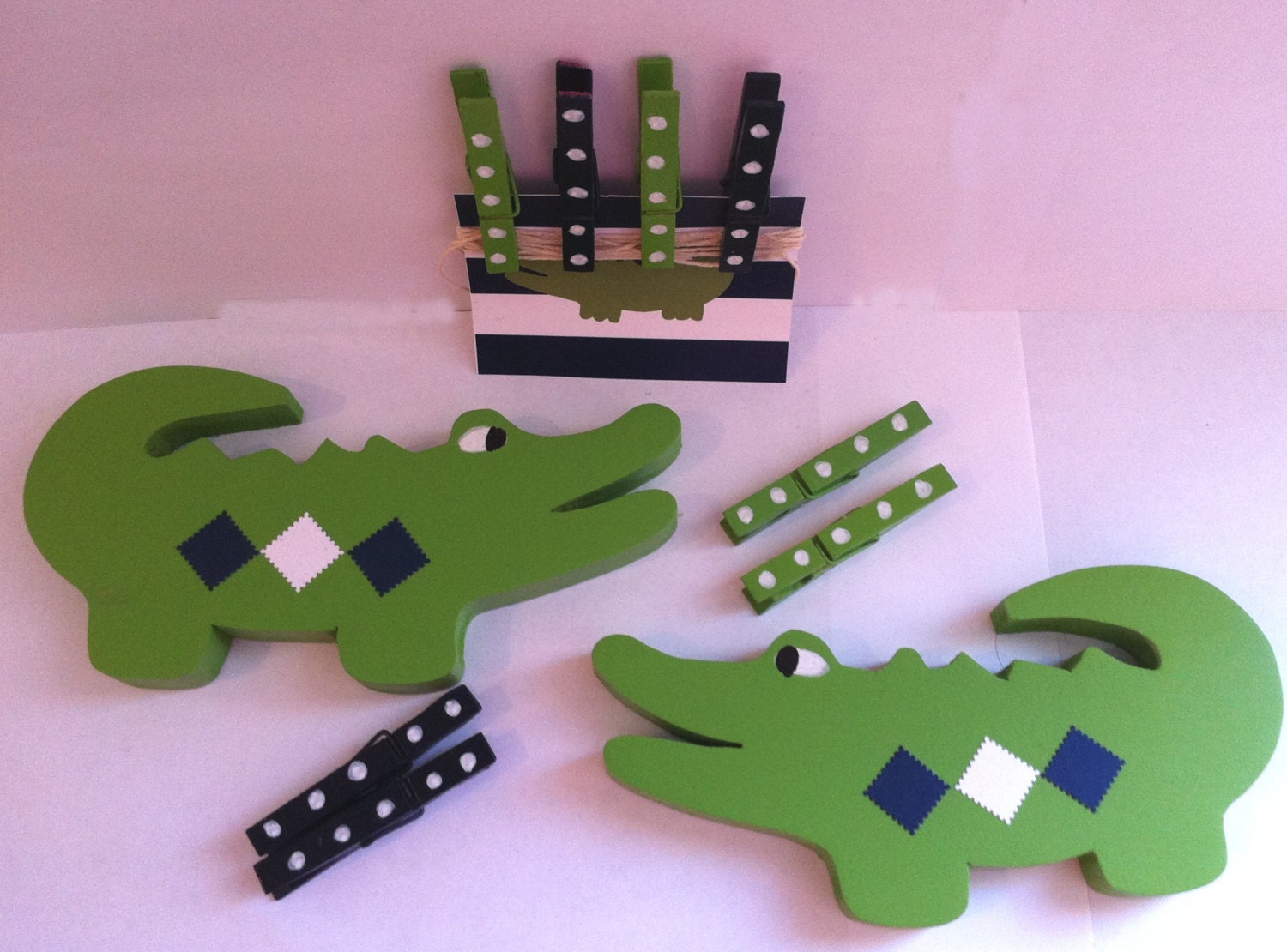 Alligator kids art display/wooden alligator art display with 8 matching clips
