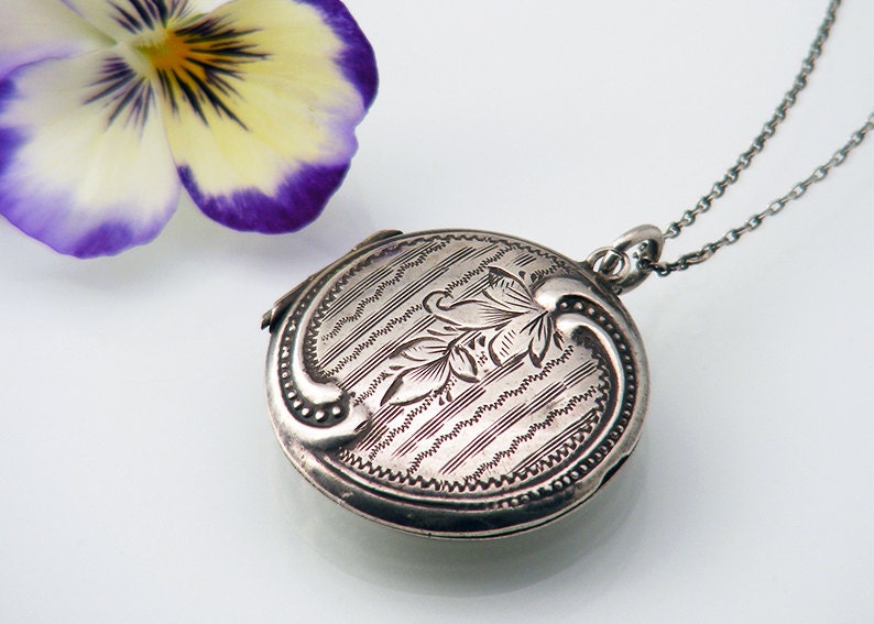 Edwardian Sterling Silver Locket, Round Antique Locket  Hallmarked for 1919