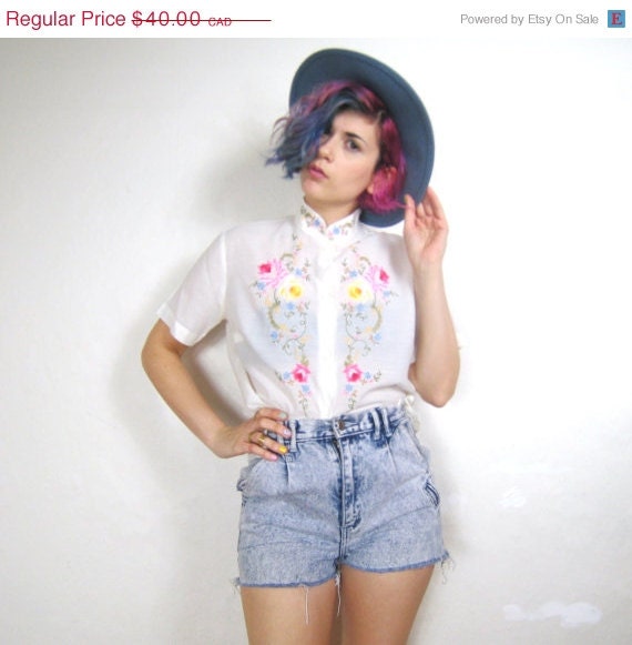 20% OFF VACATION SALE 50s Floral Embroidered White Mandarin Blouse (M)