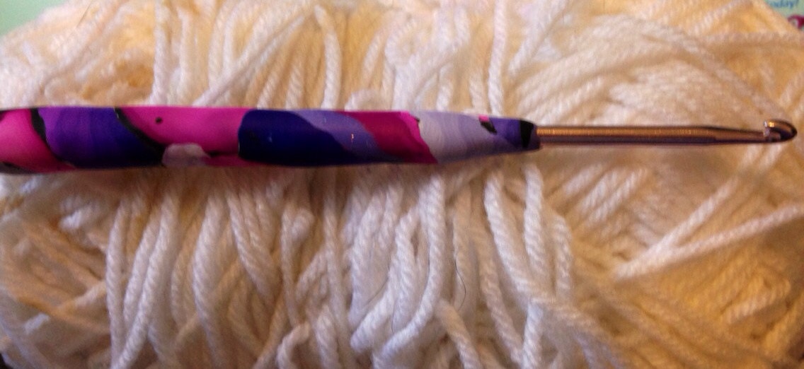 Polymer clay decorated aluminium crochet hook size 4.25  mm G