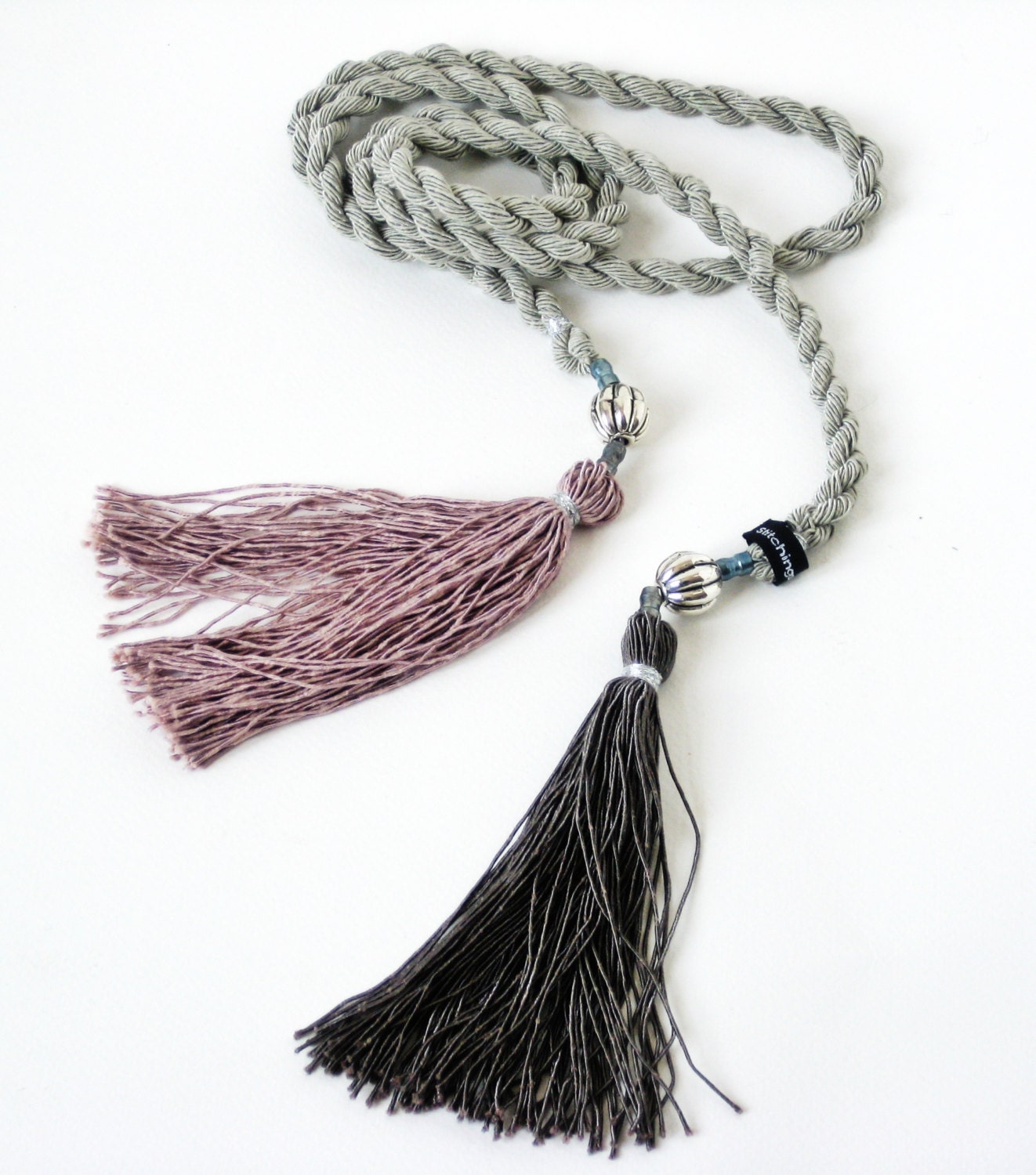 Zijden ketting met kwastenTWO TO TANGO, licht grijs-zacht rose-donker grijs.