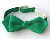 Men's Diamond Point Bow Tie in Kelly Green Linen