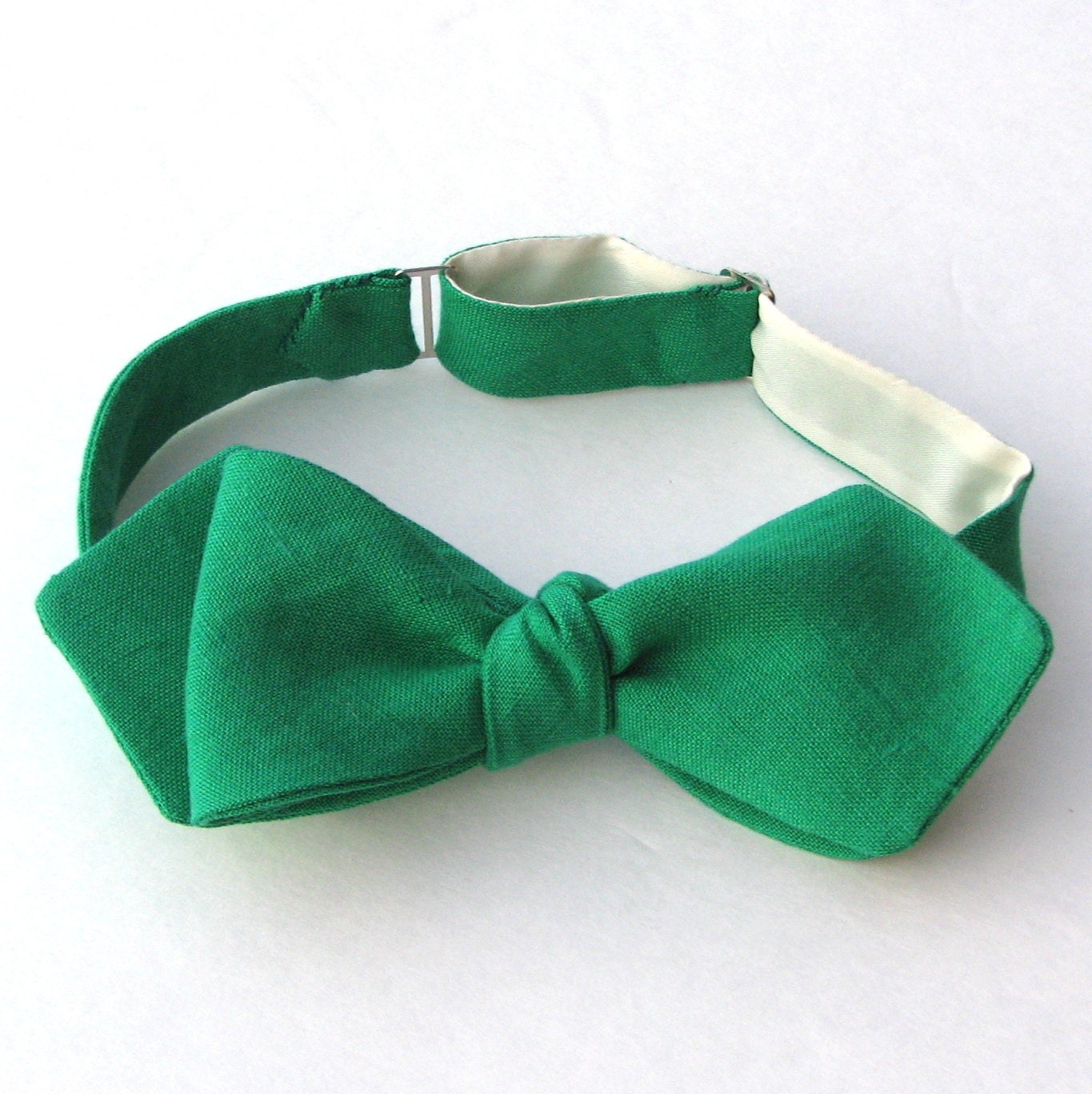 Men's Diamond Point Bow Tie in Kelly Green Linen