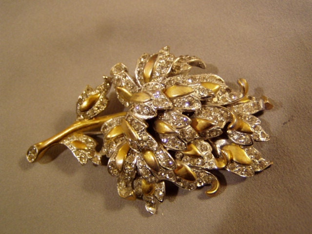 Vintage 1950s Reja Signed Rhodium Plated Rhinestone Flower Pin With Gold Highlights 4978