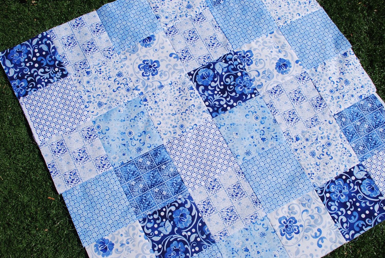 COUTURE Pram/Stroller Quilt. Hungarian Blues, Clothworks. QUILTED 30x30. Fleece back.