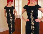 FABULOUS Mid-Century Kitch Novelty Art 1960's Polished Cotton Hawaiian Long Mumu by Kiyomi of Hawaii - Shag - Plumerias - VLV - Size M to L