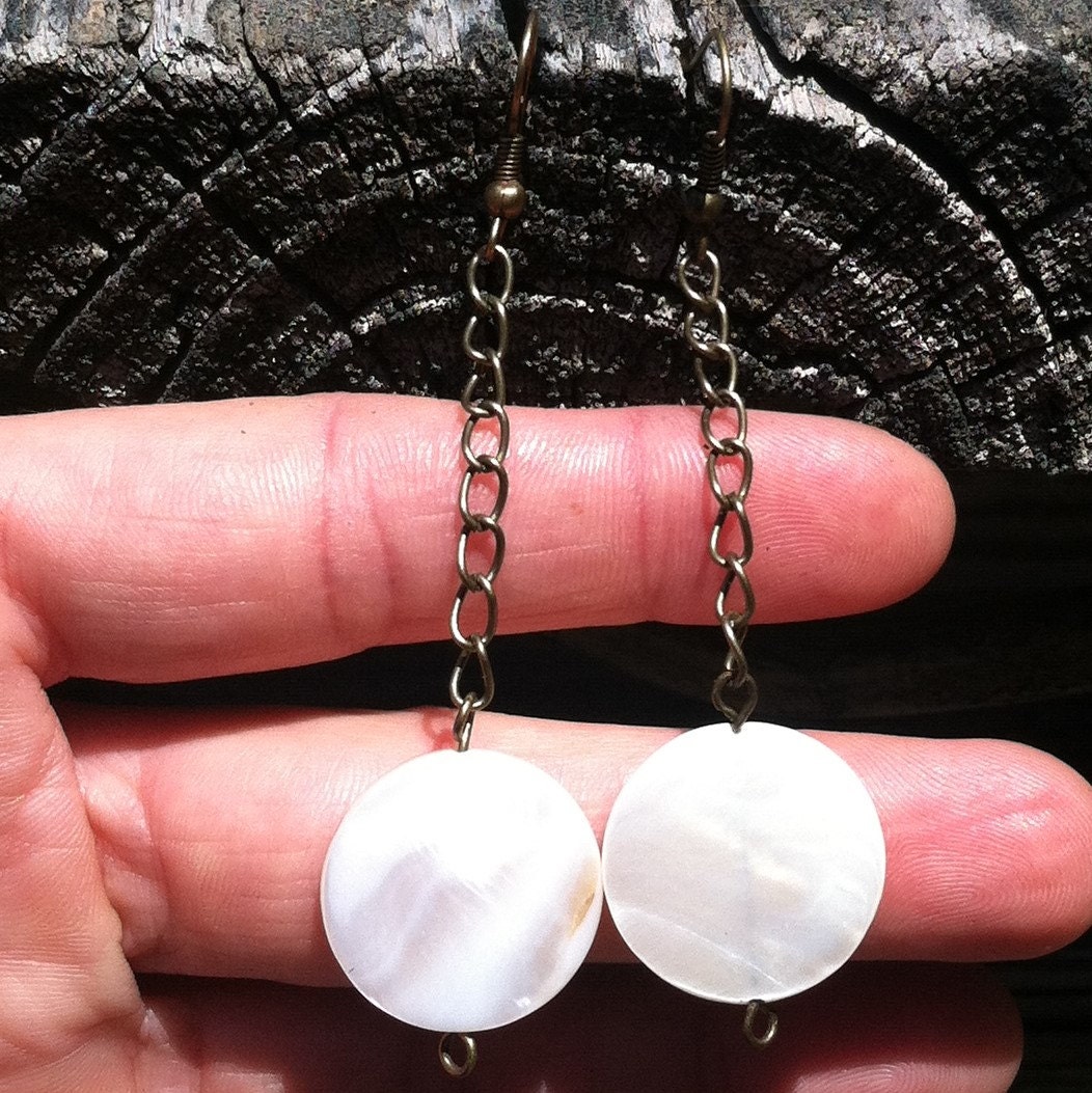 SURF white shell dangle earrings - antique brass - beachy