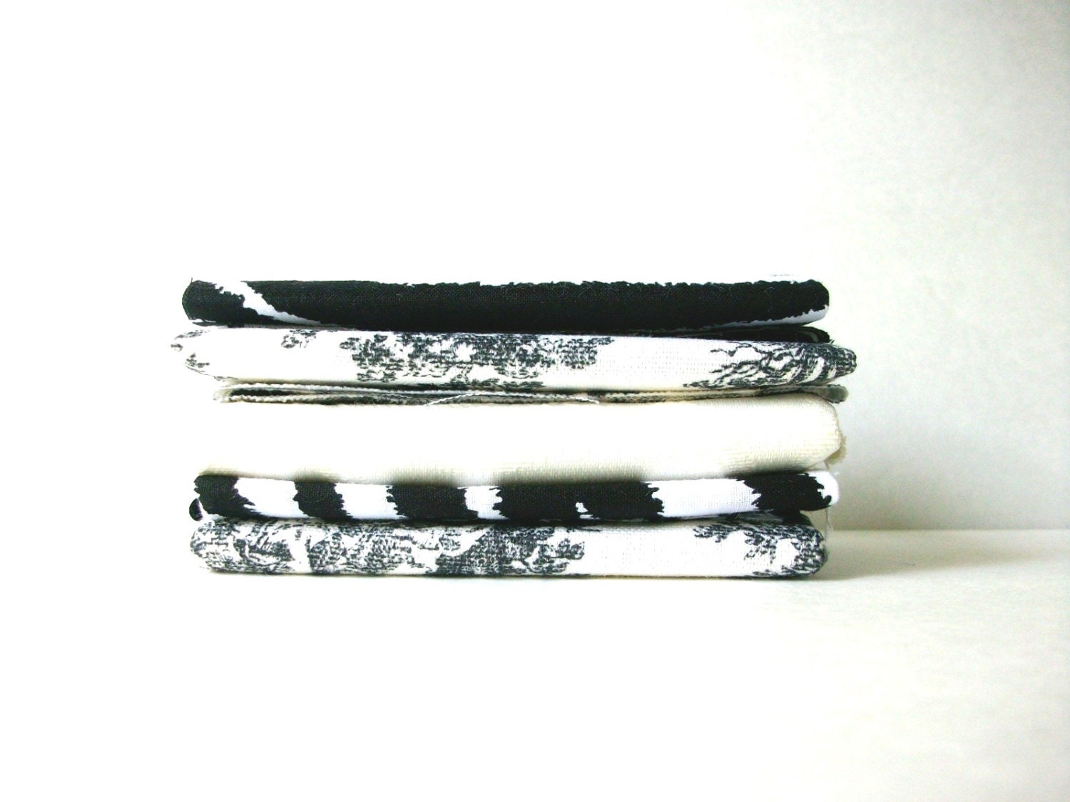 BLACK AND WHITE / set of 5 / fabric supplies / quilting / fabric pieces