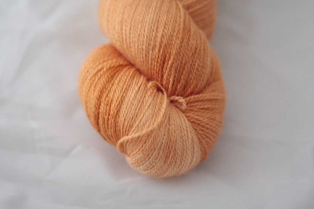 Handdyed Hopeasäie MesiLace, Porkkana-