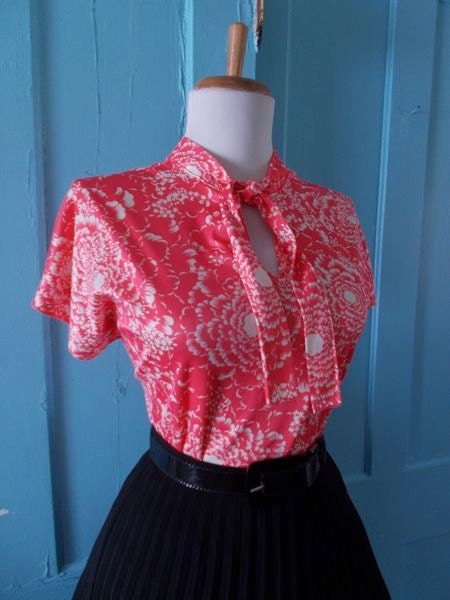 Sexy Vintage 1950s 1960s Coral & White Short Sleeve Button Down Atomic Floral Blouse  w Keyhole Tie Neck