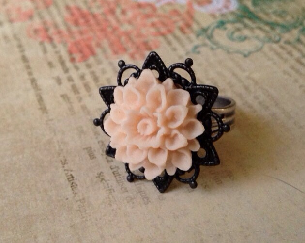 Flower Ring Victorian - Filigree - Gothic - Peach