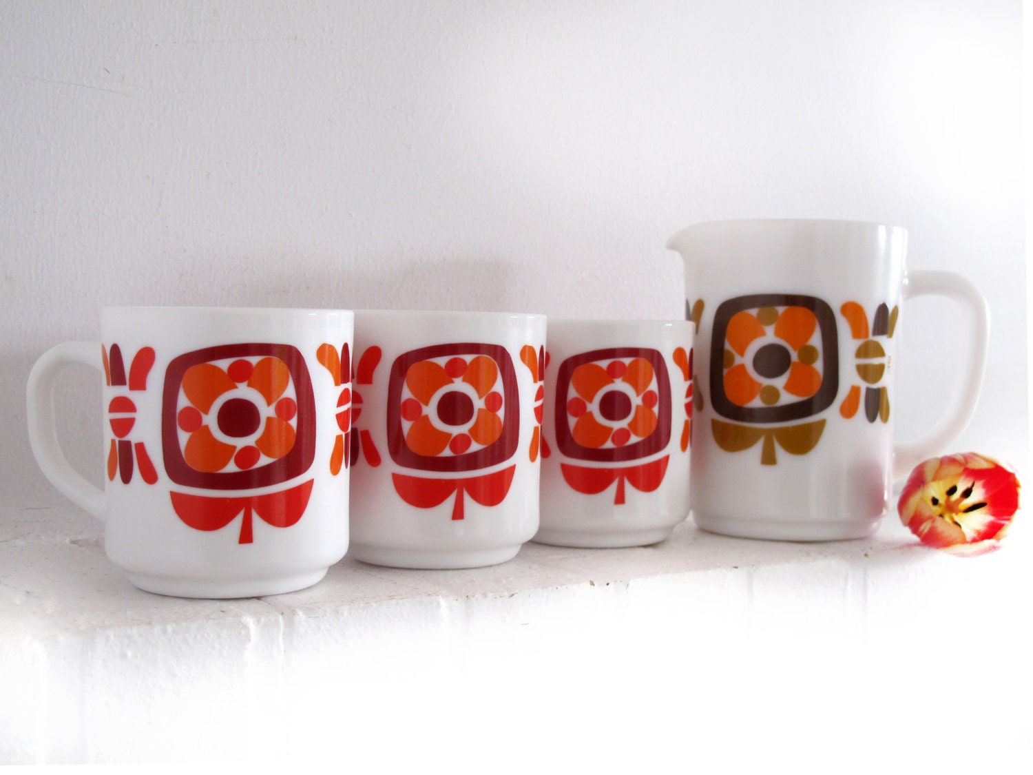 1970 kitchen: set of 3 milk glass coffee cups,and pitcher, country flowers, scandinavian style, Arcopal , Mobil,  70s retro flowers mugs