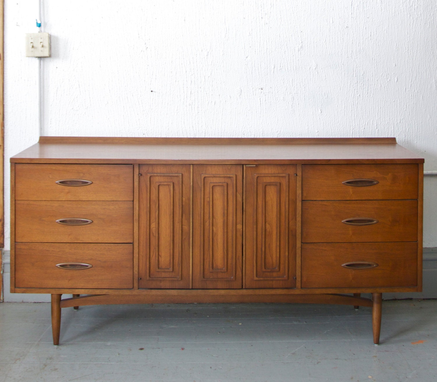 Mid Century Modern Broyhill Sculptra 9 Drawer Dresser / Credenza