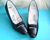1960s BLACK BOW Heels....size 7 women....kitten heels. patent leather style. bow. chic. heels. pumps. closed toed. 60s heels
