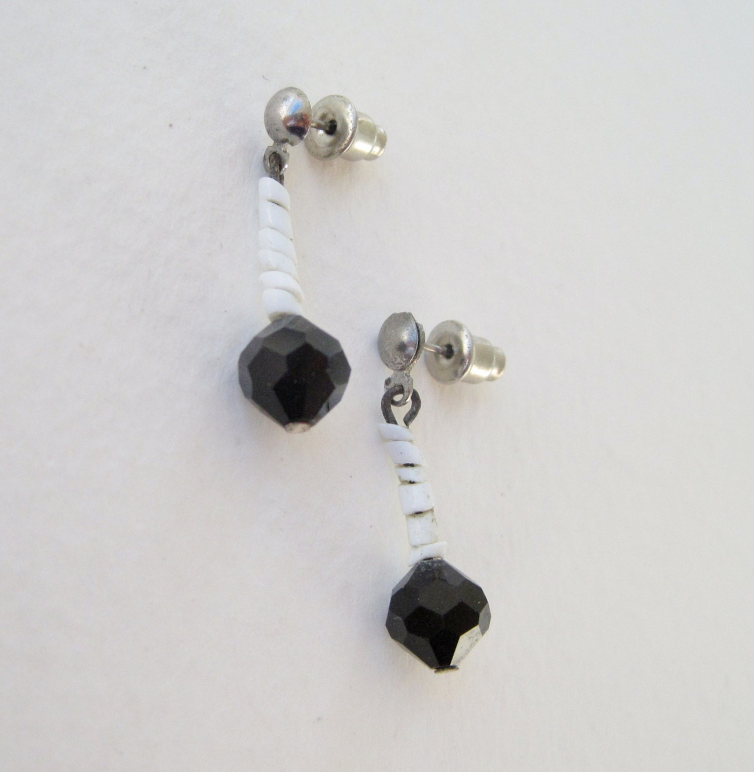 SALE 10 PERCENT OFF Vintage 80s Retro Beach Silvertone Silver Tone Black Faceted White Shell Seed Bead Beaded Dangle Earrings