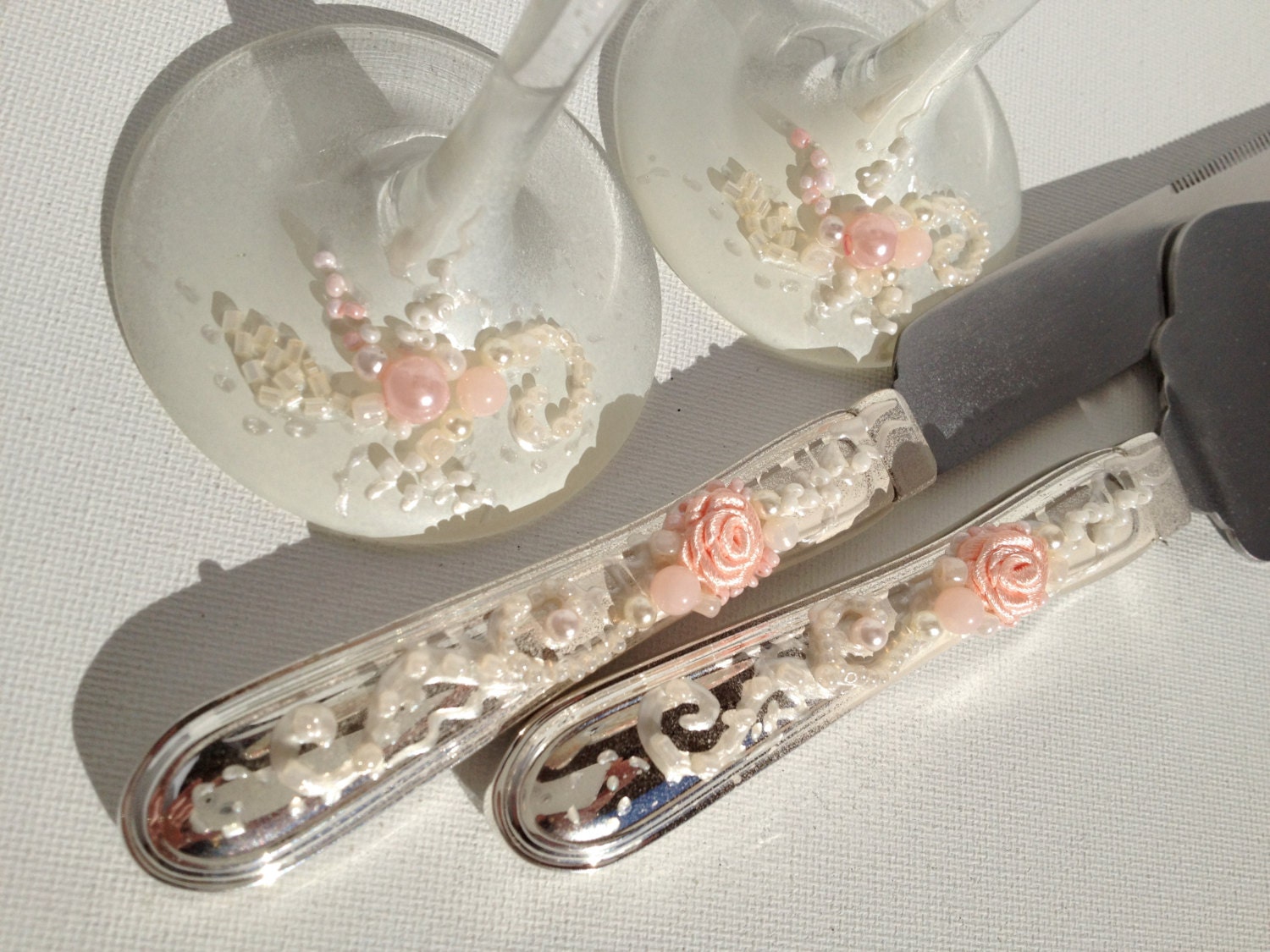 Blush pink and ivory wedding cake server set, hand decorated with roses and pearls, elegant cake knife and server set