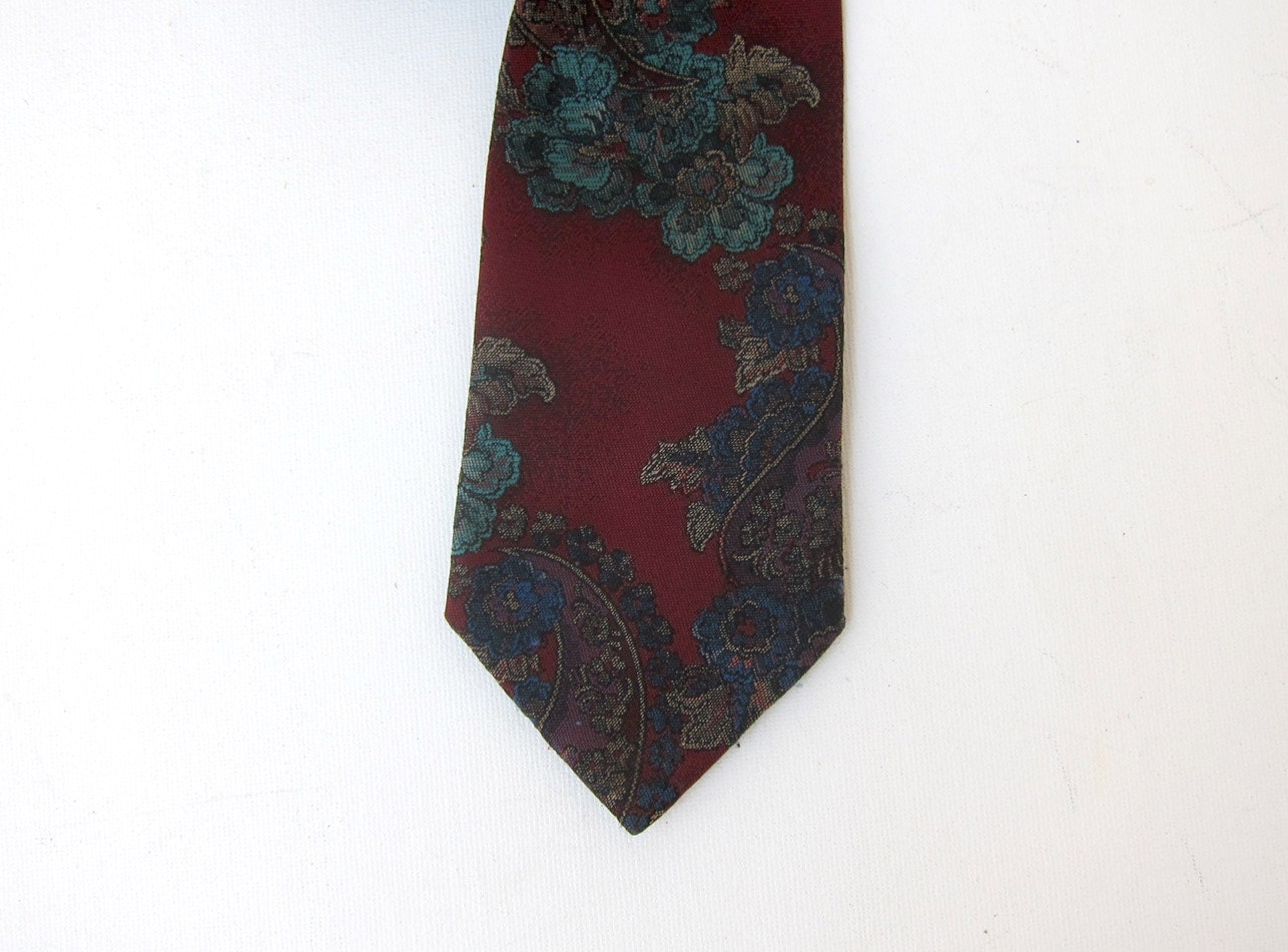 Vintage retro 1970 crimson red paisley tie