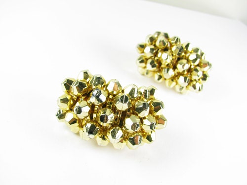 Vintage Las Vegas Earrings / Gold Bead Earrings / Bead Cluster Earrings in Gold Tone - Boucles d'Oreilles d'Or.