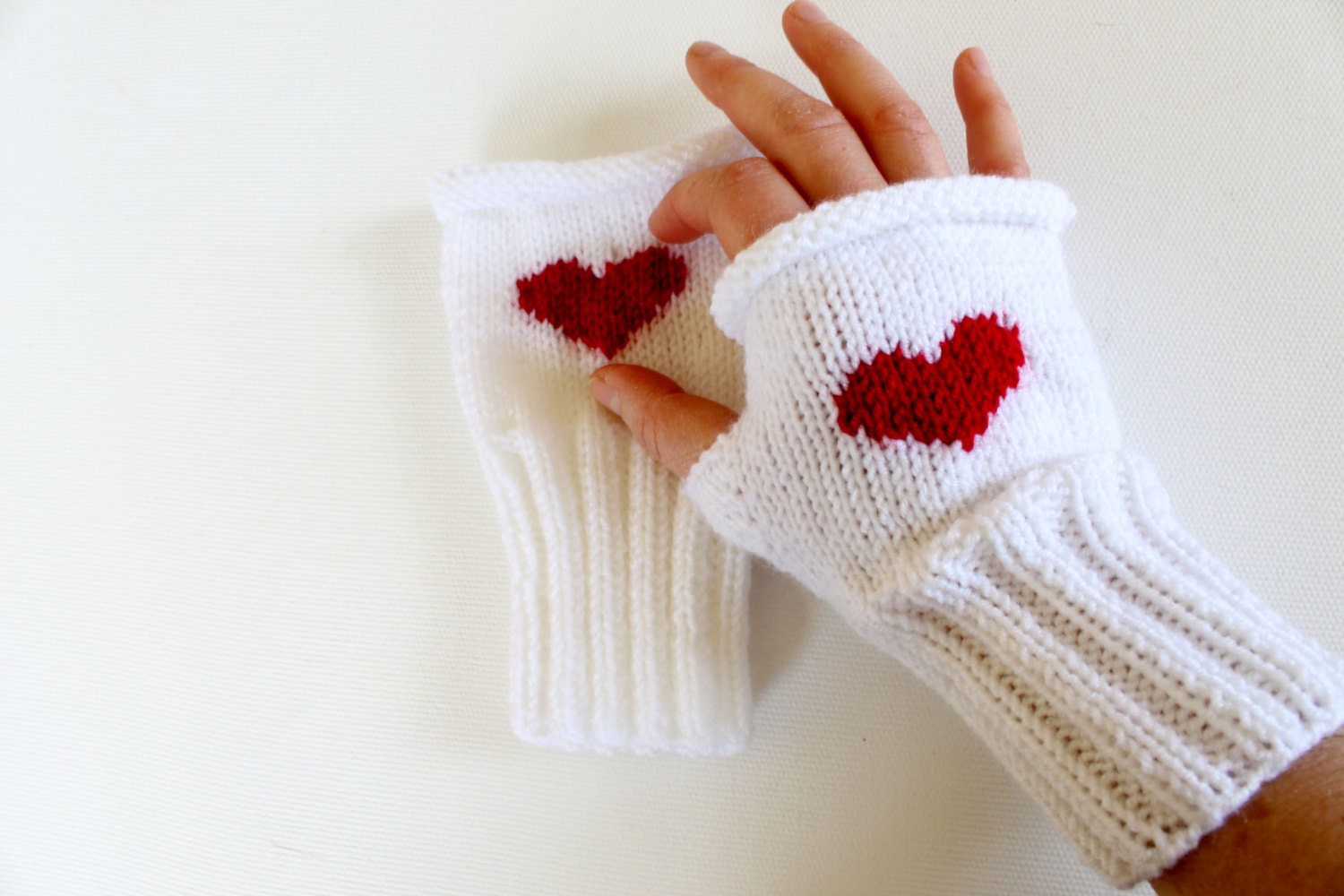 Valentines Day / Knitting Fingerless Gloves. Fashion 2013 . Love. Red. Heart. FRONT PAGE / Winter collection. White  January Gift