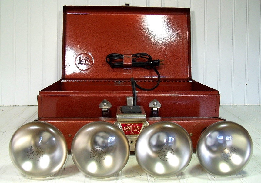 Retro Movie Light in Large Ruby Red Hammered Metal Case - Vintage Acme Lite 4 Bulb Portable System - Original Working GE Lamps & Cord