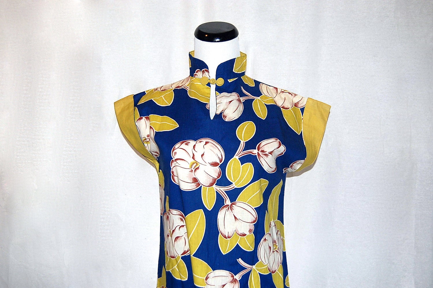 Gorgeous Vintage 1940s Hawaiian Magnolia Print Linen Muu Muu Tea Timer Dress